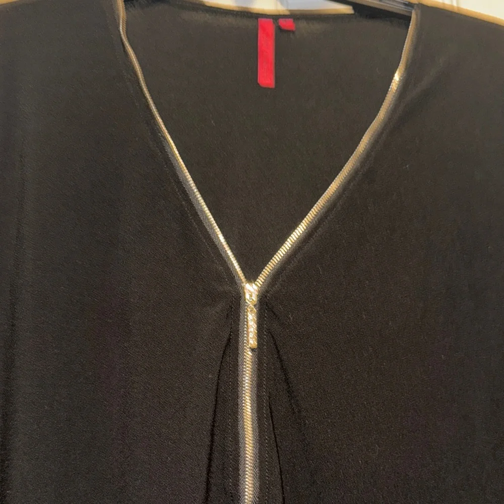 Chic Black Zippered Blouse - Picture 3 of 7